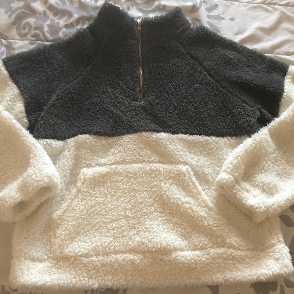 Fluffy sweater🖤
